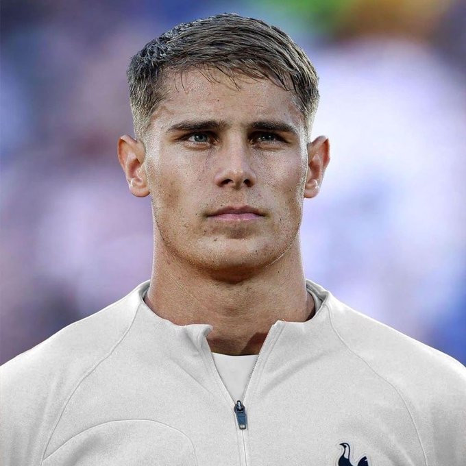 罗马诺曼联对范德文没有真正的兴趣。球队的重心是中场，他们要在这个位置投入巨资曼联