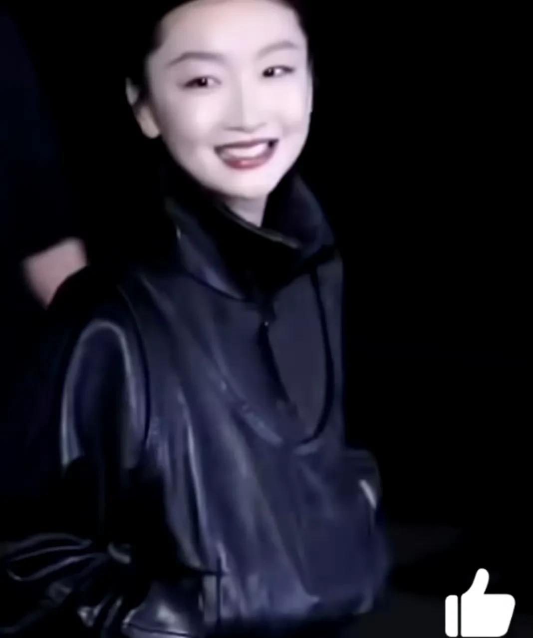 周冬雨本来笑着上台，结果一想到自己穿得酷酷的，一秒憋笑[呲牙笑]周冬雨最近真的漂