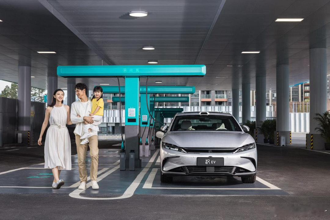 比亚迪汉EV闪充版来啦～一共两个配置，17.98万—18.78万元亲民定价，搭配