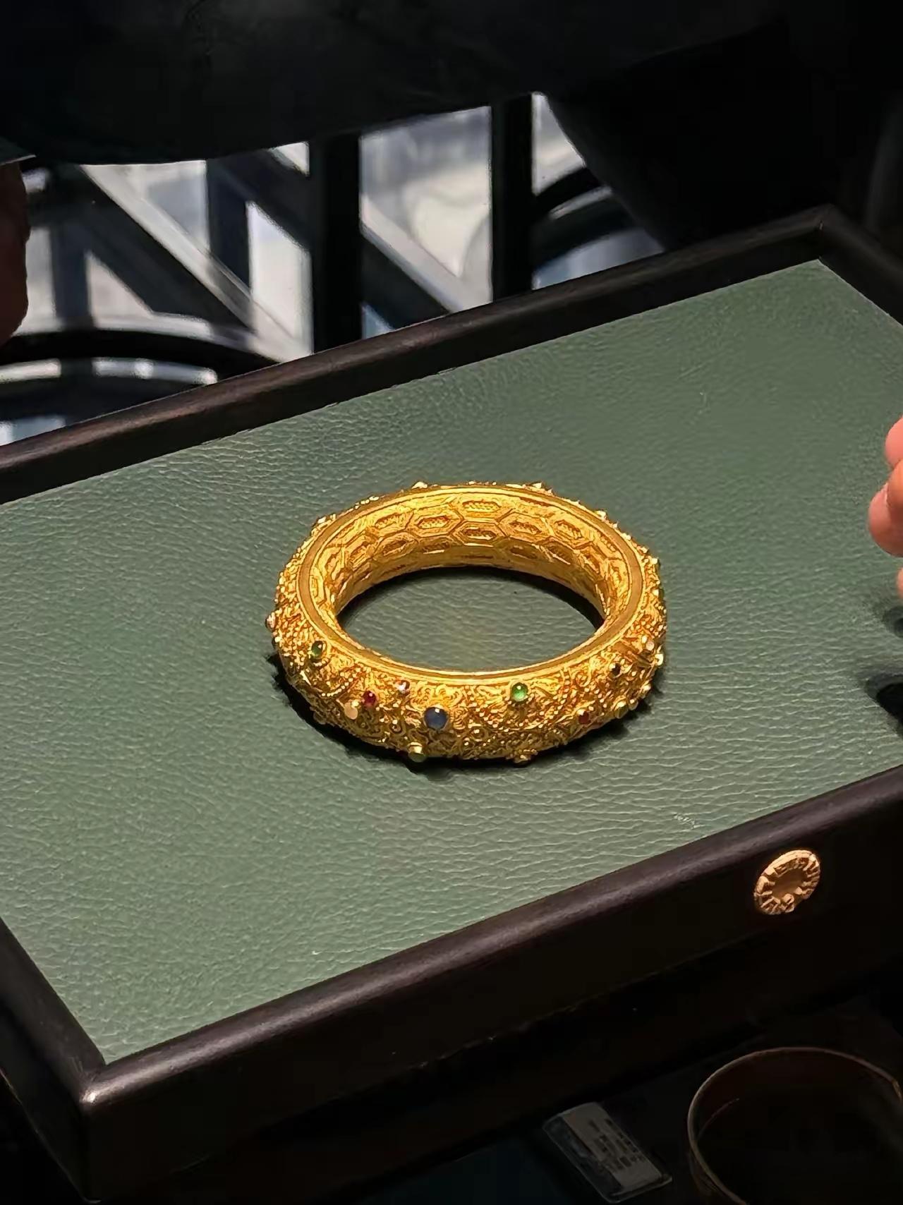 以前听金莎小男友说要攒钱买五金我笑了，心想五金都买不起还想娶女明星？看到