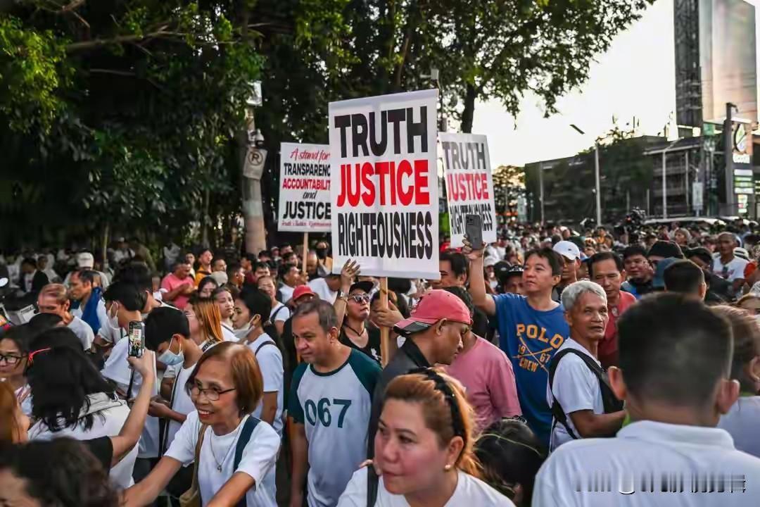 双重风暴突袭！马科斯恐倒台，中方增兵黄岩岛局势升级突发双重惊雷！菲律宾首都