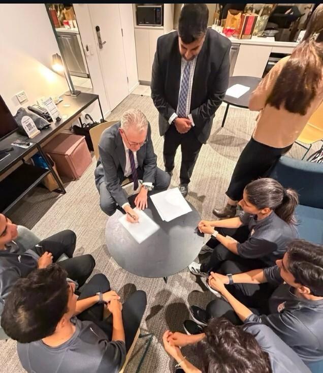 澳大利亚机场，伊朗女足队员在巴士与酒店之间做出不同选择。3月10日，全队比赛结