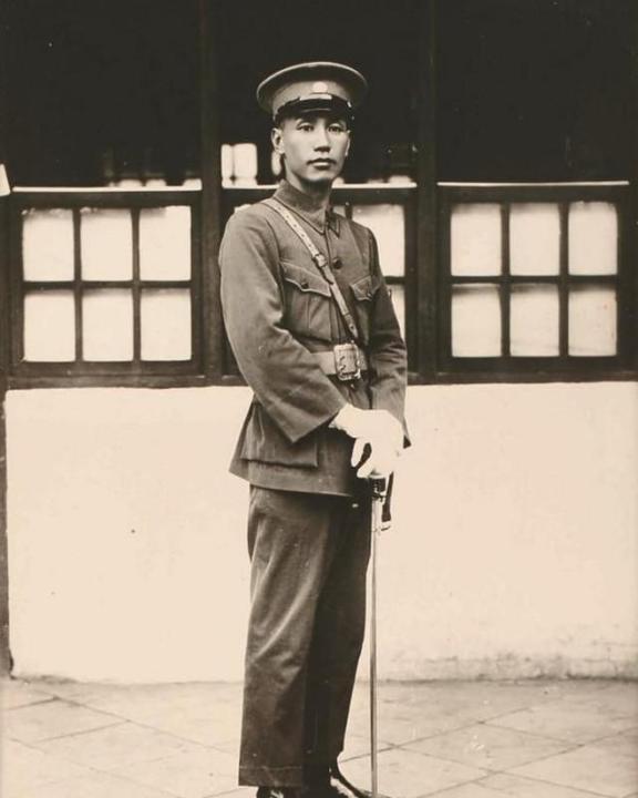1949年12月27日，成都解放，解放军搜寻一个多月，却不见国民党四川省主席王陵