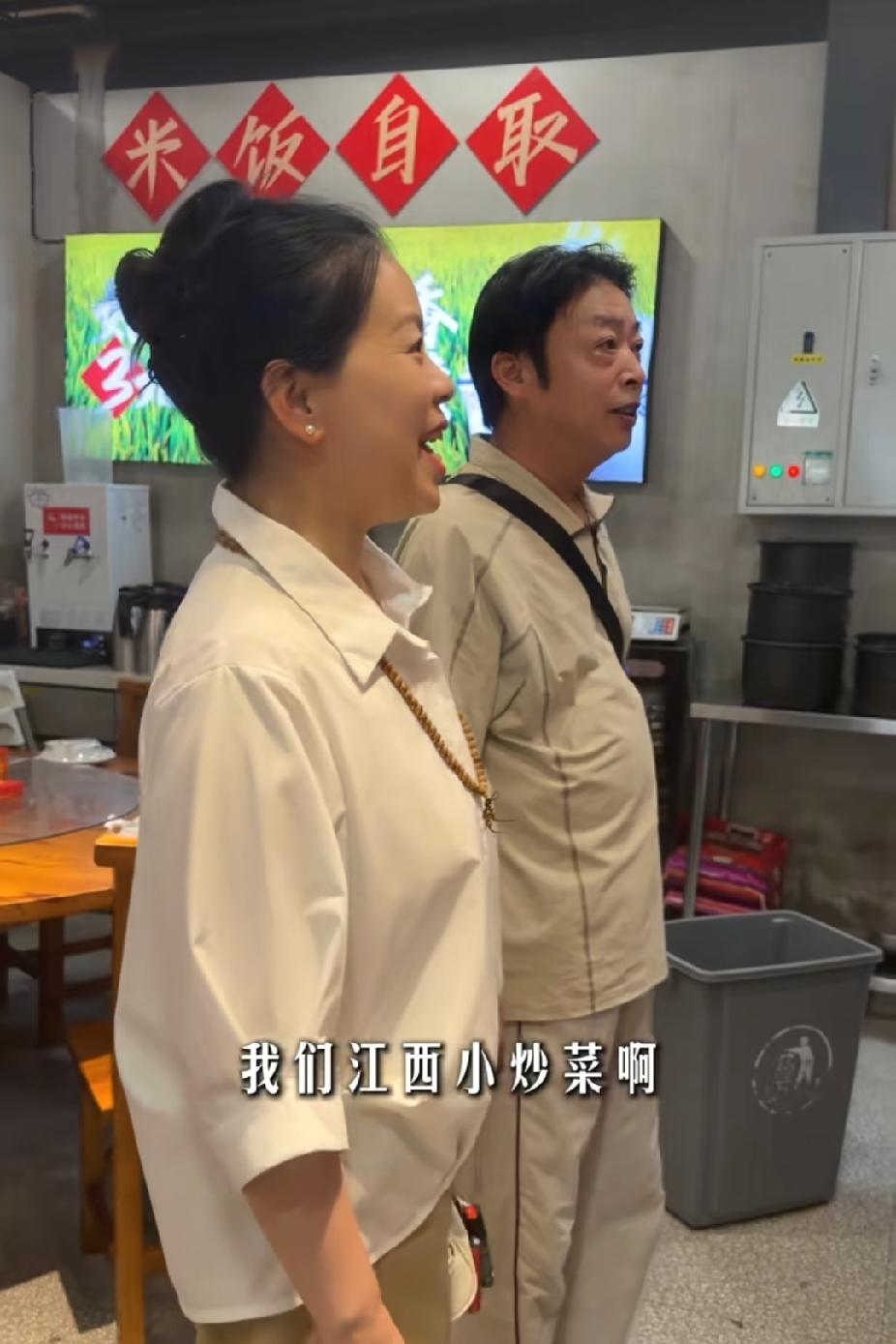 许妈用一个视频，一顿饭回答了所有。刚刚看到许妈最新视频：他们在杭城打卡江西小