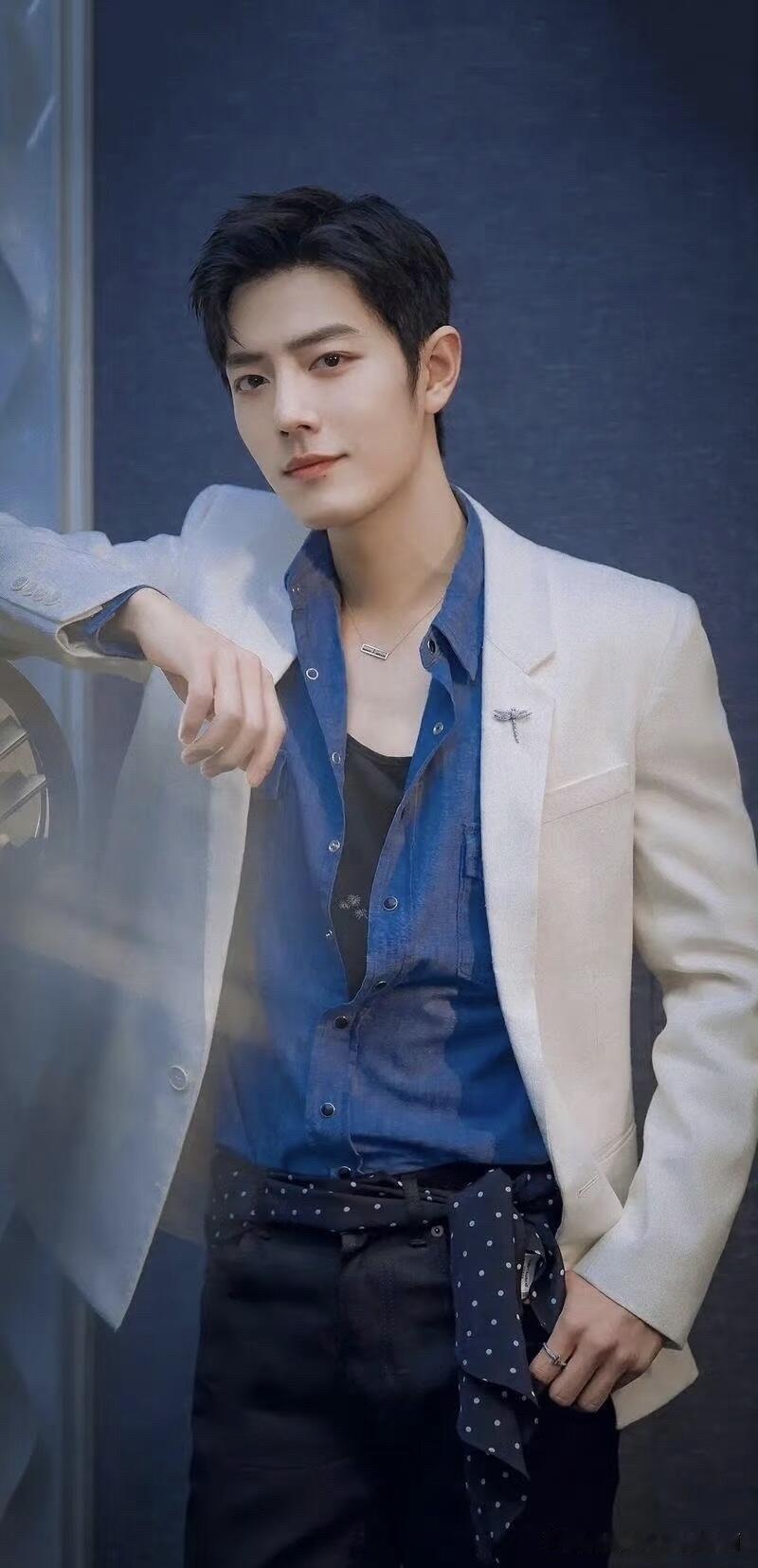 这三位帅哥，最好看的是李现，眼睛虽然不大，但特别有阳刚之气，帅气英俊。她笑容