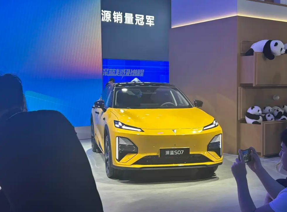 2025成都车展新款深蓝S07这波操作我给看呆了！上市刚满一年就大刀阔斧改头换面