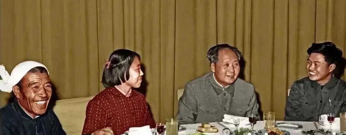 1964年，毛主席71岁生日时宴请农村劳模，他毫无架子的和大家吃饭聊天，大家面对
