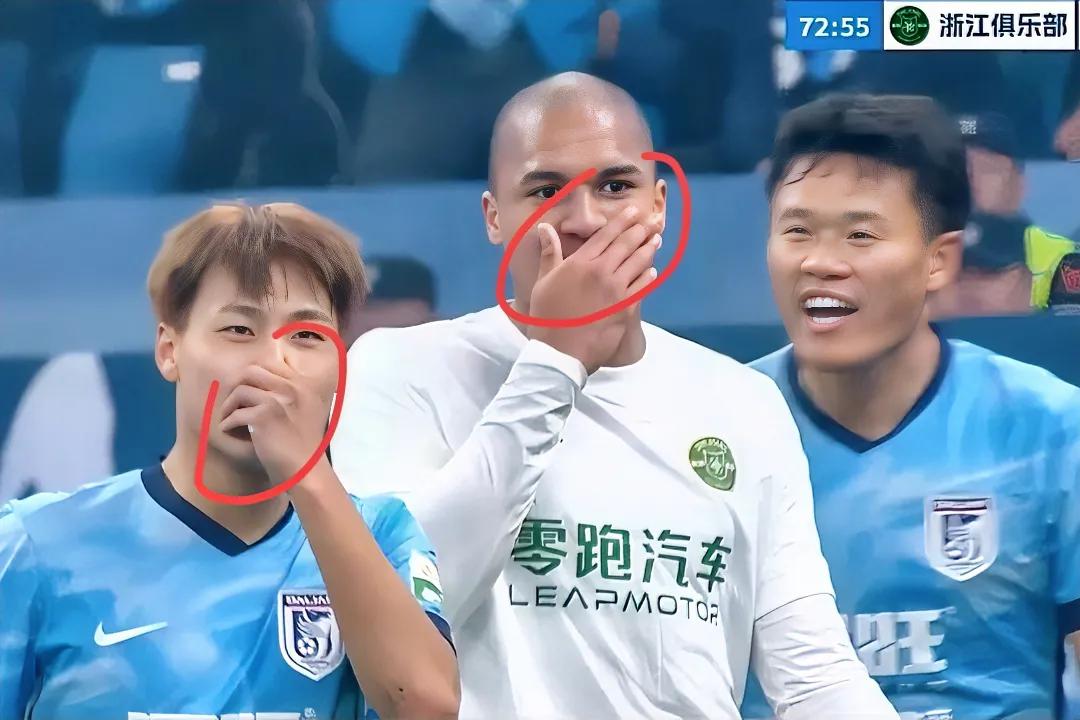 李镇全因口型停2罚2的后遗症来了——捂嘴交流！李镇全最终因对上口型，被中足联和
