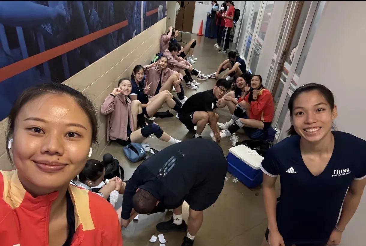 中国女排有棵树。女排队员们赛后做短暂的放松治疗时，排管中心主任赖亚文与队员们在一