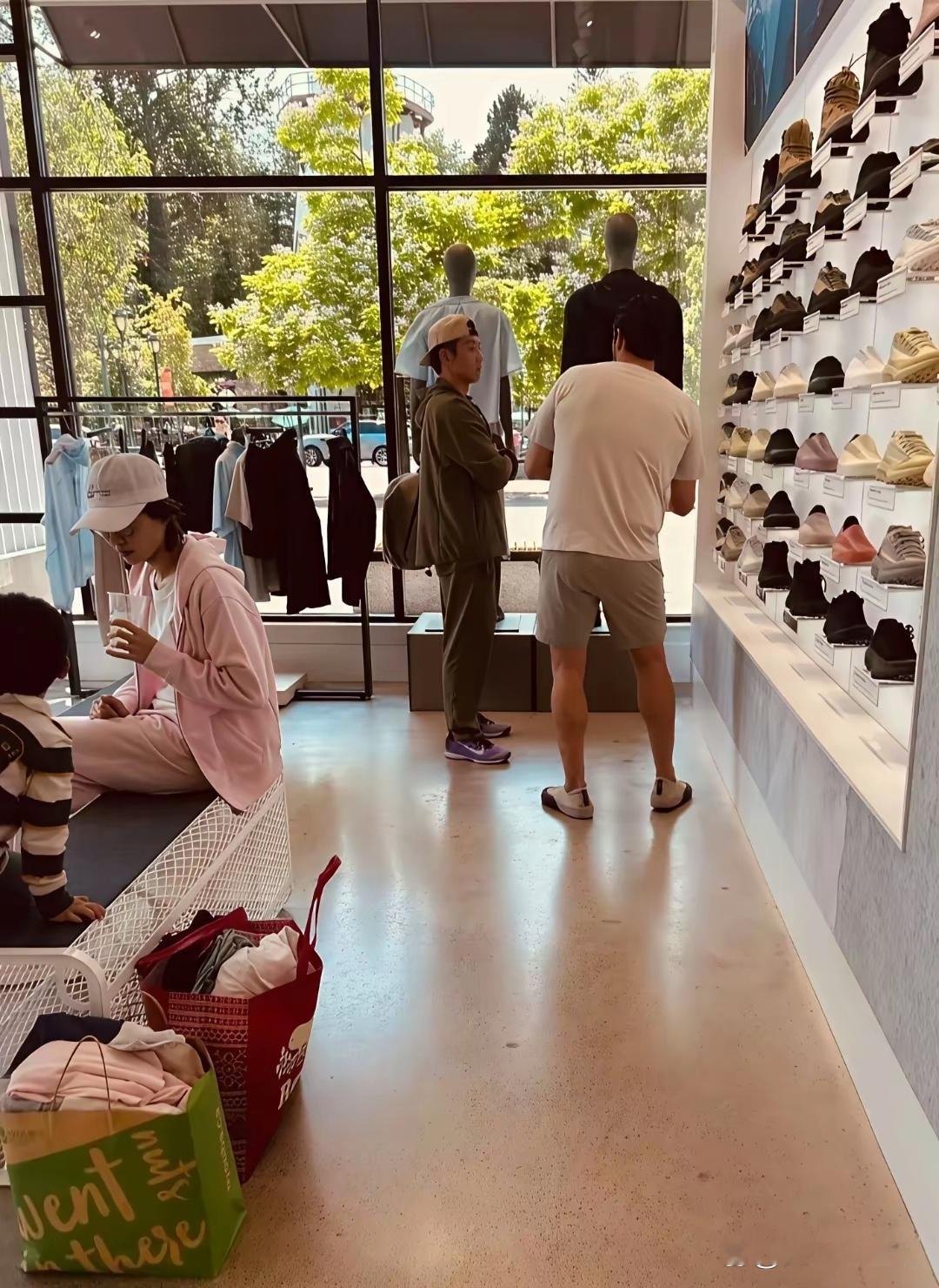 郑恺和苗苗夫妻俩带着孩子现身温哥华一家专卖店
