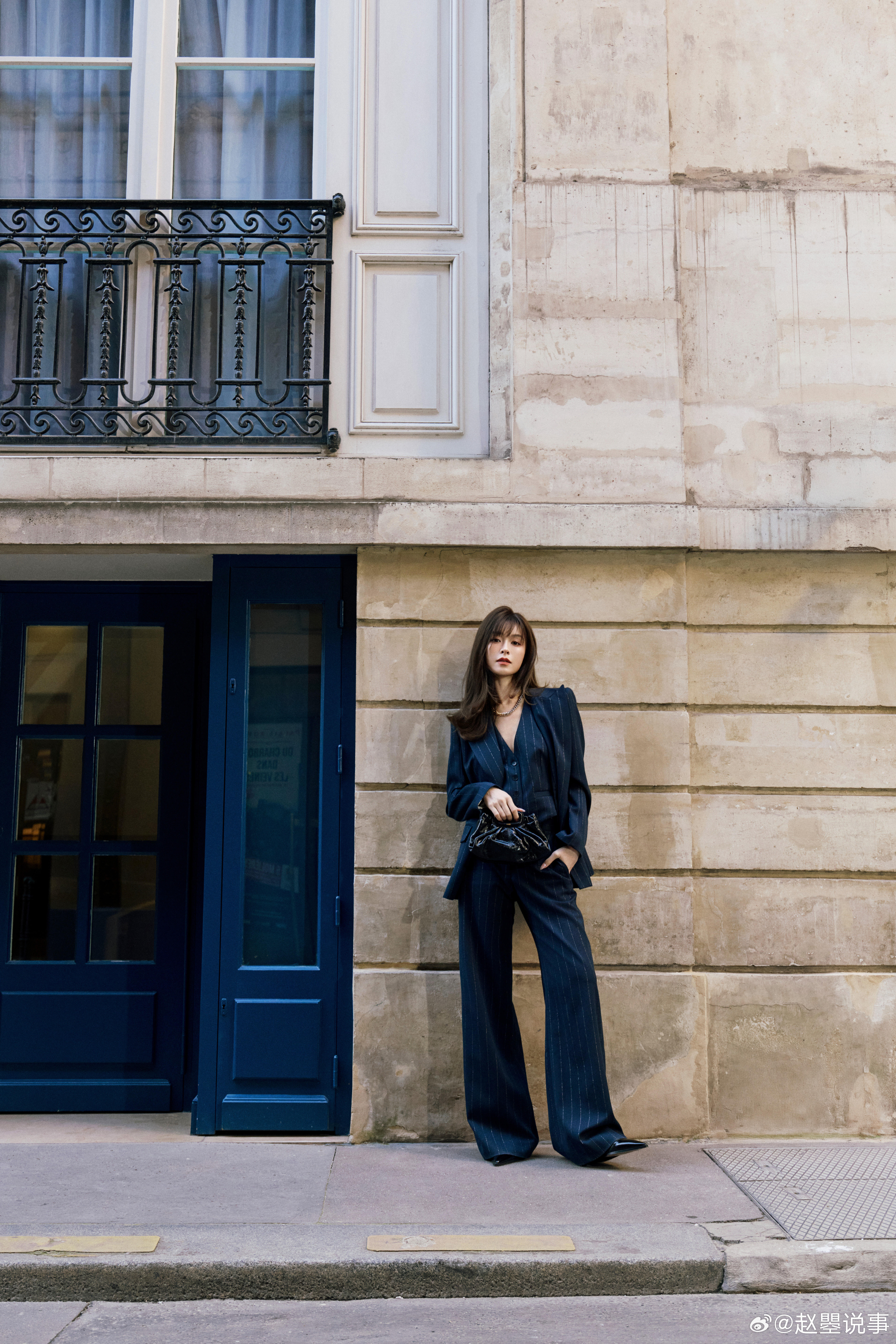 文咏珊太平洋宽肩文咏珊巴黎时装周杀疯了！这肩线真的叫太平洋宽肩，直角肩+头肩比