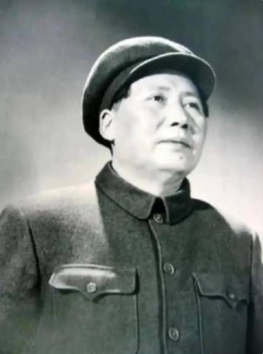 “现在美帝国主义很强，不是真的强。它政治上很弱，因为它脱离广大人民，大家都不喜欢