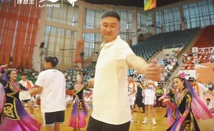 广东队主教练杜锋已经回到广东！今天中午，广东队已经离开可克达拉市，顺利抵达库尔
