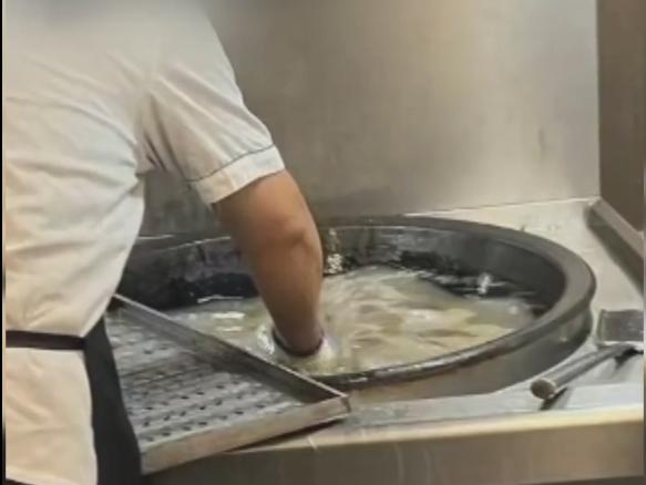 幼儿园炒菜锅用来洗拖把！孩子餐后呕吐迟迟无答复，后厨乱象曝光，11人被处理，谁