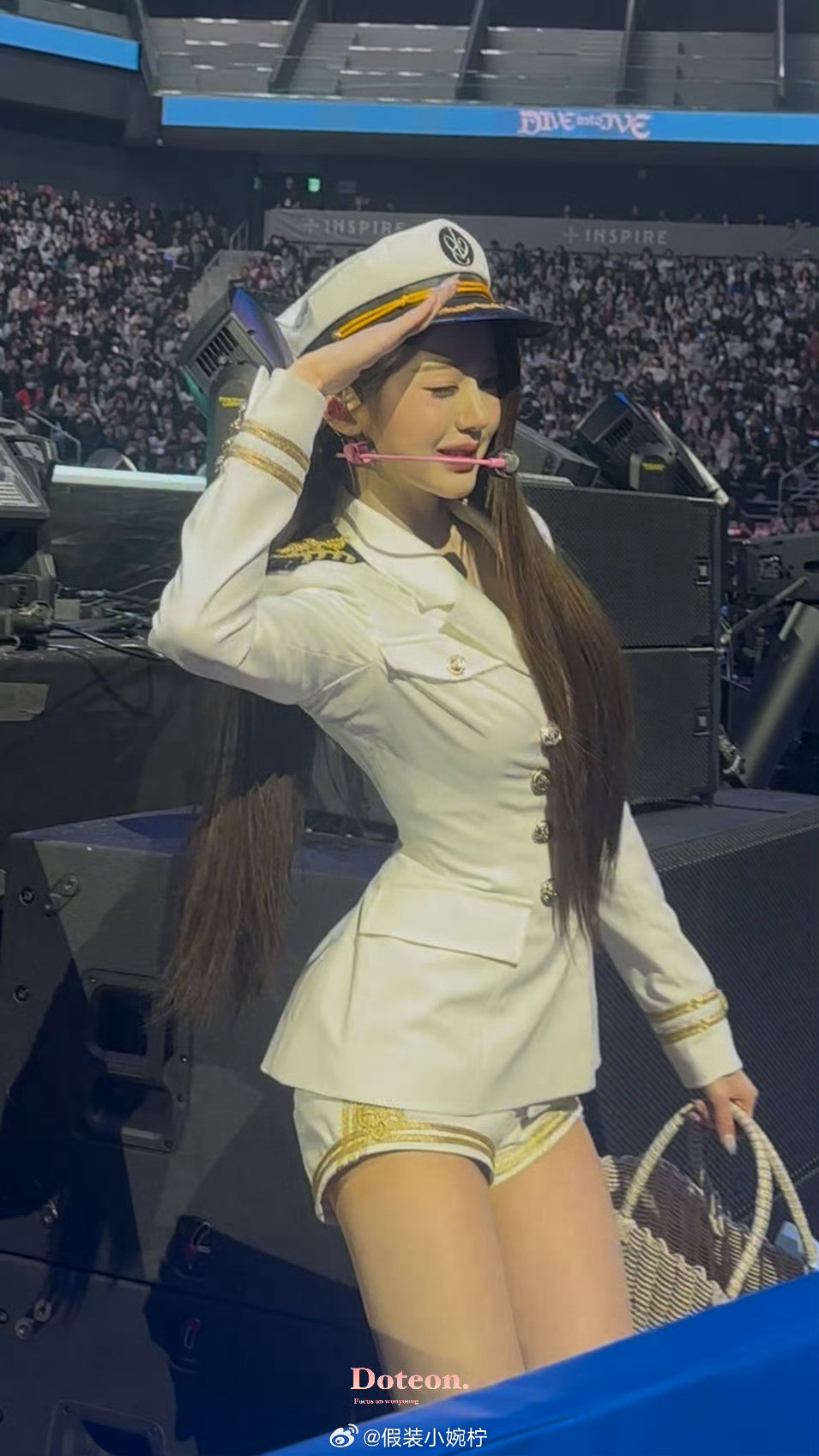 张元英水手服此次水手服设计（短上衣+高腰短裙）最大程度突显了张元英的头身比优势（