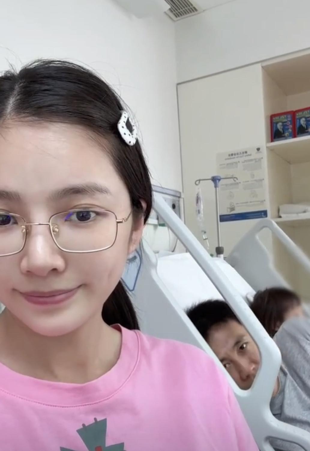 杜淳和王灿的女儿生病住院，两夫妻寸步不离陪着女儿。爸爸陪着孩子一起窝在小小的病床