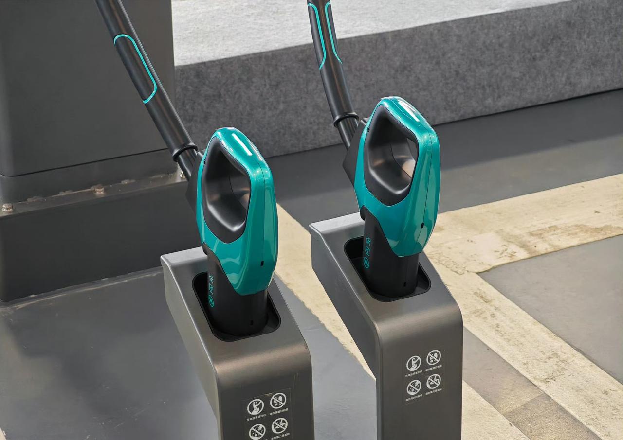 比亚迪闪充这招实在是太牛了，其实你仔细看，闪充不仅是整个结构的创新，从上面一下挂