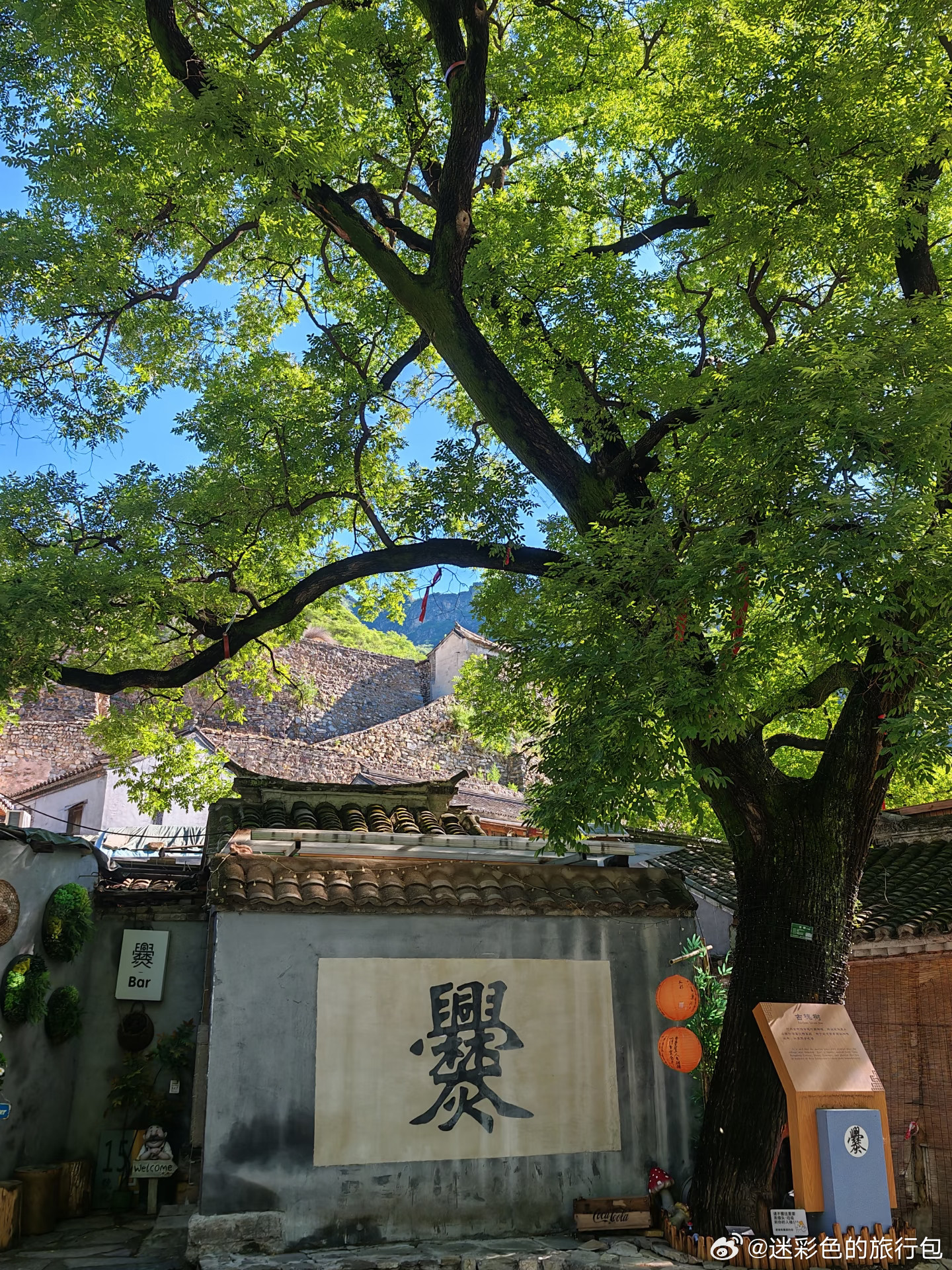 北京西郊深山藏着一座500多年的明代古村✨爨底下村。群山环抱山谷之中，青山叠