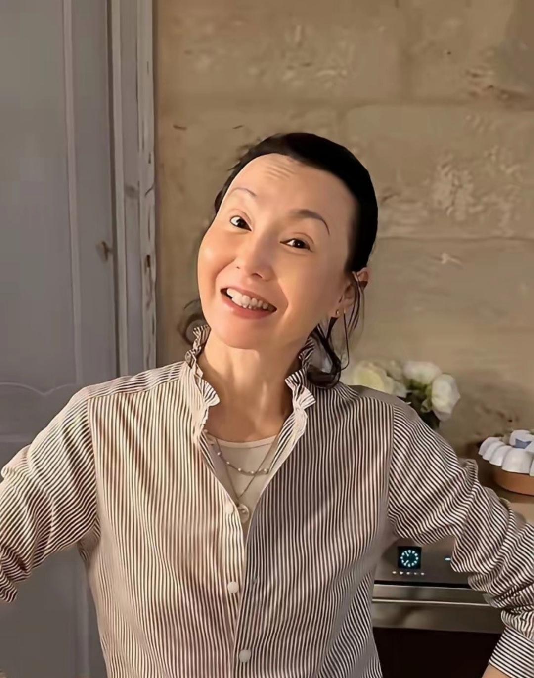 61岁的张曼玉露面了，看着脸上有不少岁月痕迹。按她的名气和条件，本来可以把自己打