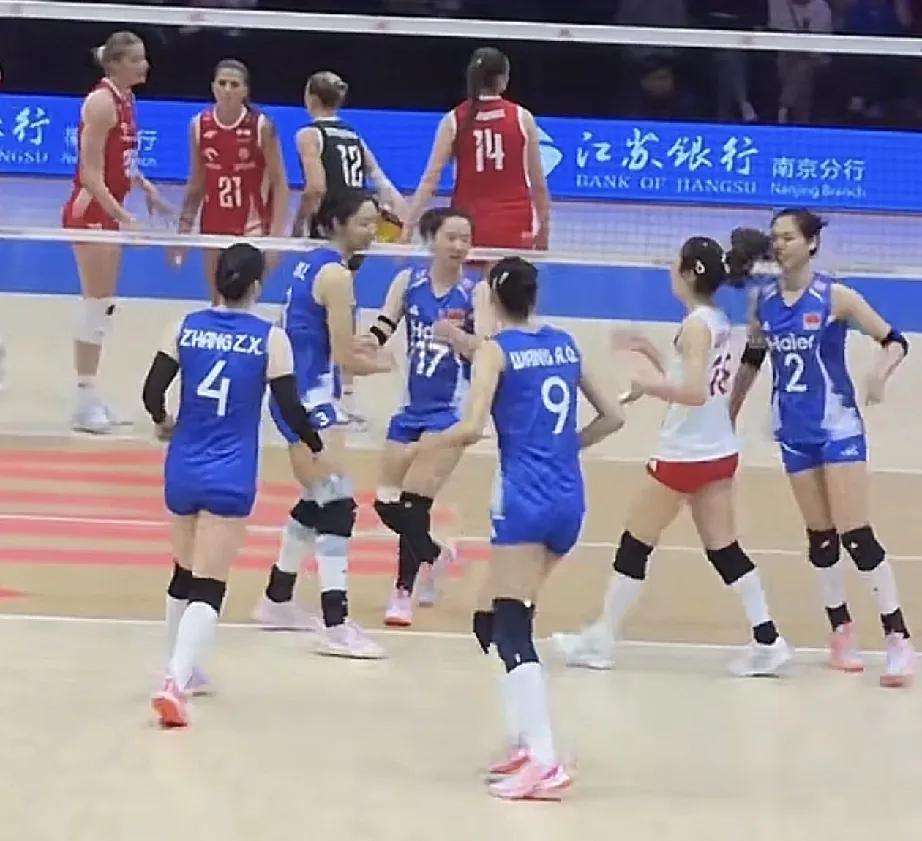 中国女排大比分3：1胜了波兰女排，中国女排是越打越好，赵勇教练说输给捷克女排