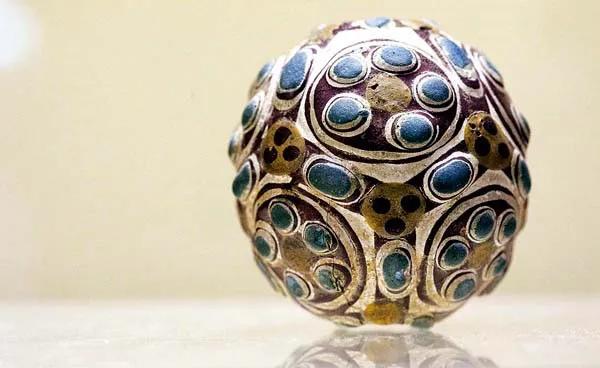 1981年，洛阳一农民在崖壁上采药，突然，他发现石缝中透出蓝光，吓得他差点掉下悬