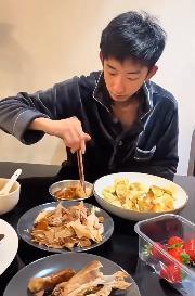 吴宜泽打进世锦赛决赛后，回到在英国的“家中”，吃着老爸亲手做的煎饺，享受着家人的