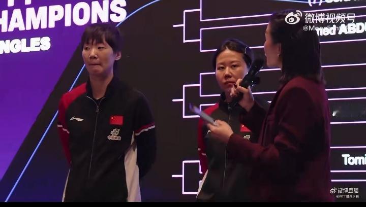抽签仪式上的王曼昱[赞]！2026WTT多哈冠军赛抽签仪式上王曼昱接受了现场采