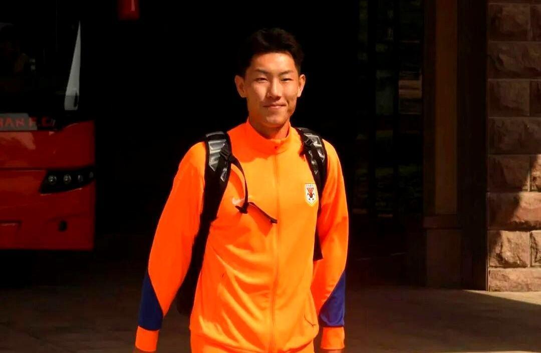 百年回眸泰山掀桌首发人半数泰山要掀桌子了？首发11人里可能一半没踢过中超。