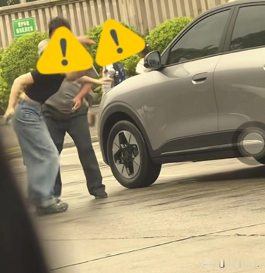 保安扇女司机耳光，有一个公司员工，透露当时实情，保安今年50岁左右，当时正是