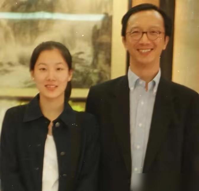 提起梁锦松，大多数人只知道是跳水皇后伏明霞的丈夫。但很多人都很好奇，遍地顶级富豪
