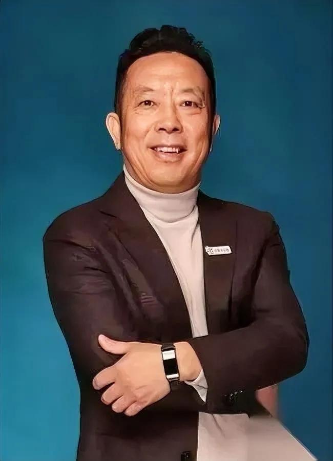 别再迷信“成功人士”了——很多人的“成功”，其实是时代喂到嘴里的蛋糕。西