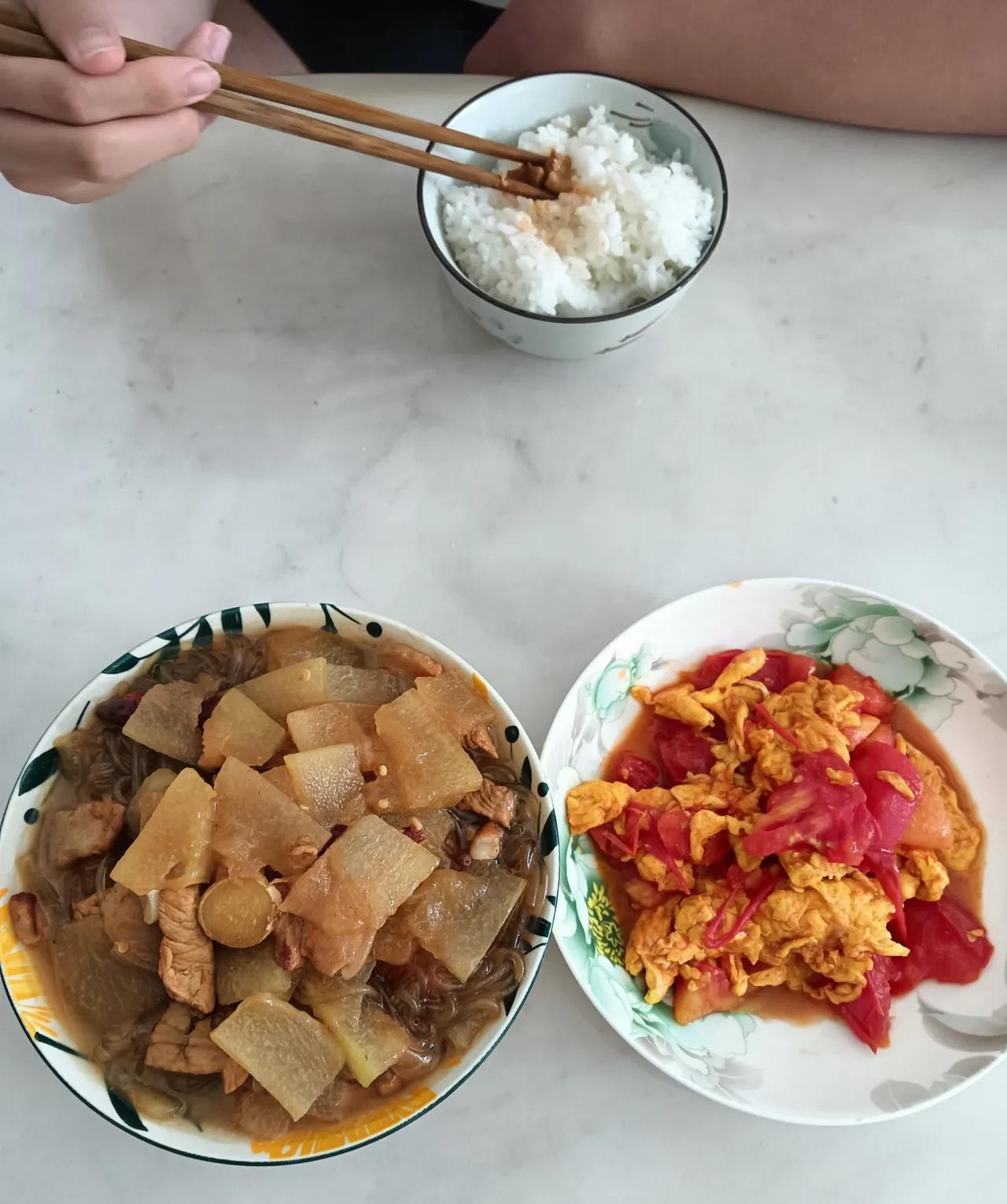 中午的饭，炒了俩菜:冬瓜粉条炖肉，西红柿炒鸡蛋，两个菜都是我的拿手好菜，全是配米