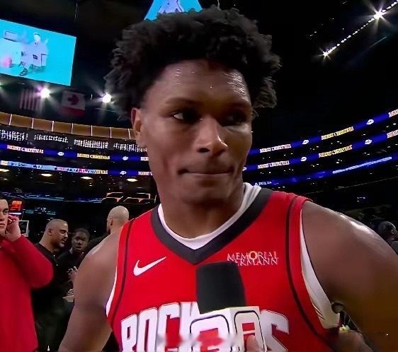 阿门谈老大哥杜兰特：“KD太厉害了。”“只要他一出手。”“就能够命中。”“他让人