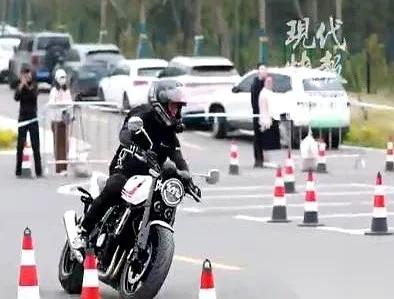 南京这场试驾会真是开了眼，张雪那台820RR把多少人魂都勾没了。有个大姐更绝