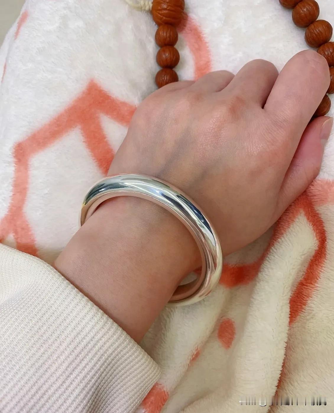 66克银镯子卖3300！现在白银贵到离谱，是炒作还是真缺货？家人们谁懂啊！