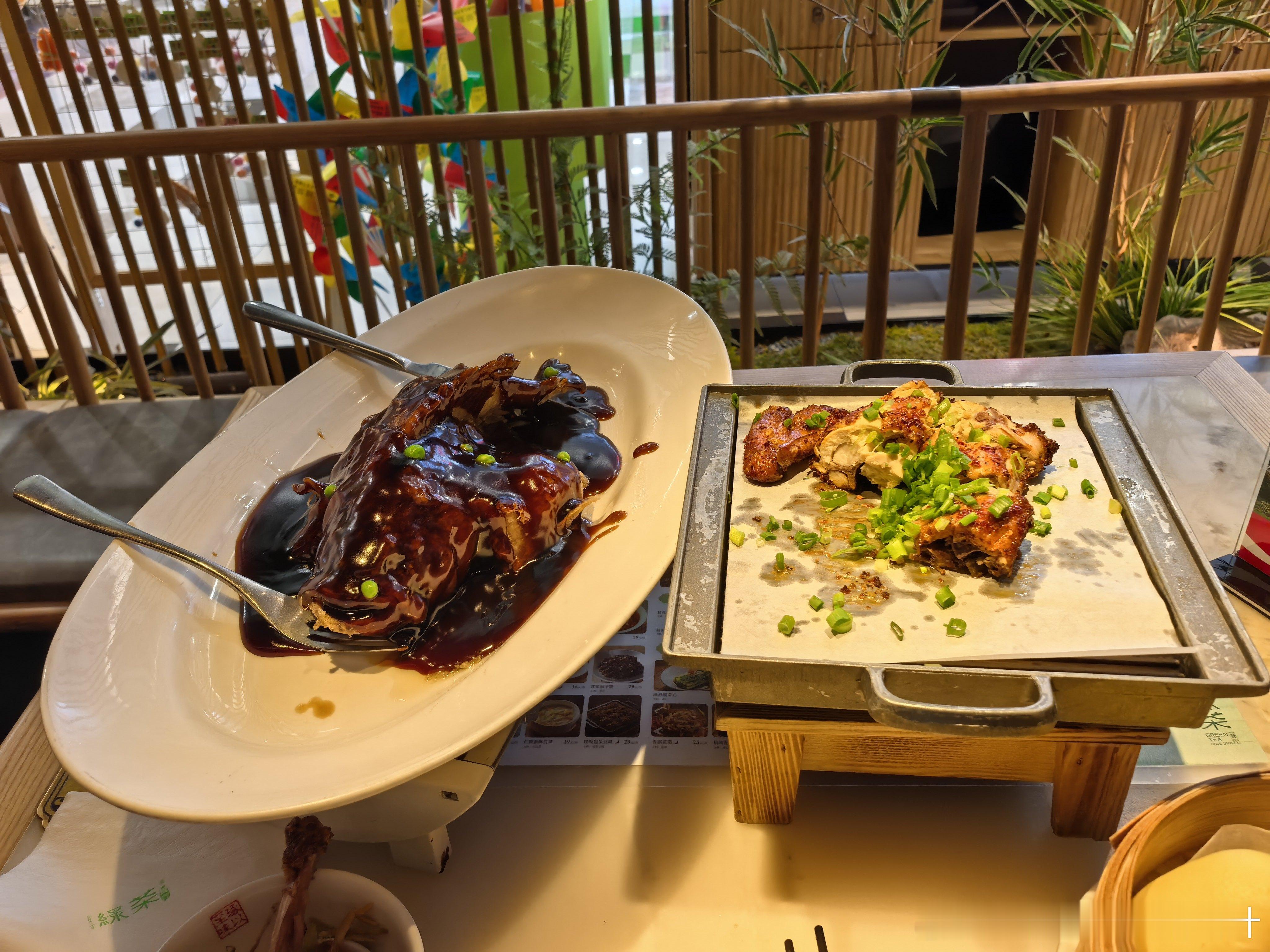 点了两个菜，一个家烧鲜笋，一个西湖酥醋鱼。鱼做的有点慢，店里送了我一个菜，一盘绿
