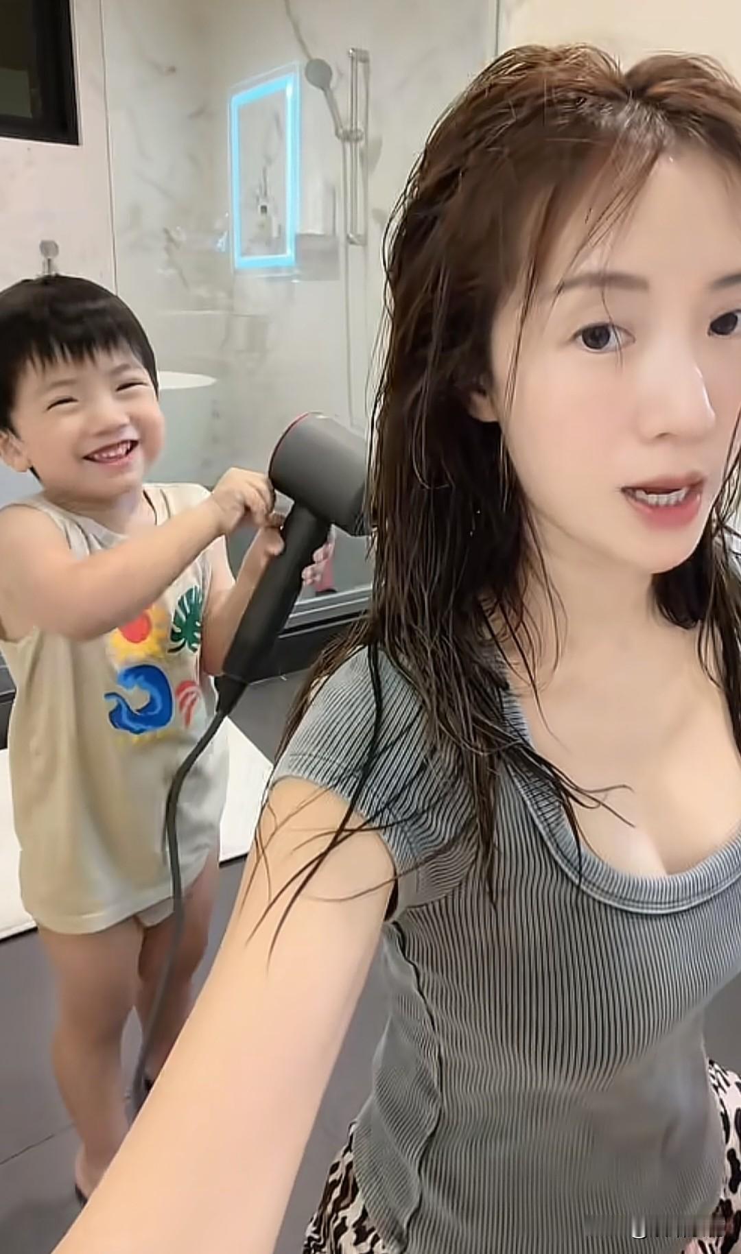8月15日，“海藻”李念更新视频。画面中3岁的三宝化身小暖男，贴心给她吹头发。她