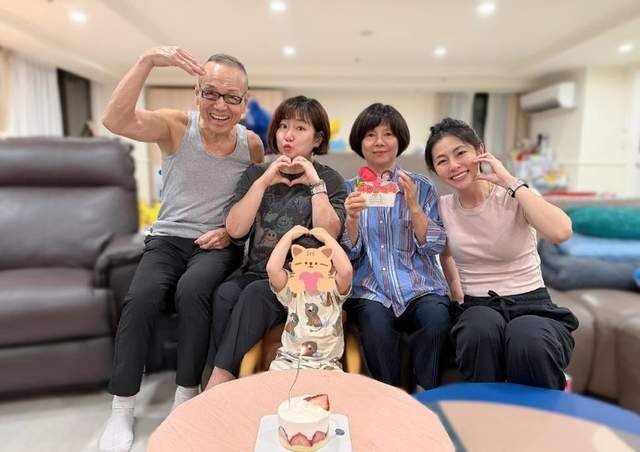 任家萱一家6口过节，露出身上疤痕看着都疼，3岁儿子对镜比心好萌