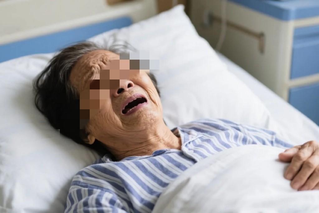 广州发生了一件让人意想不到的事儿！一位60多岁的老太太坐公交车时，因为在车厢里随