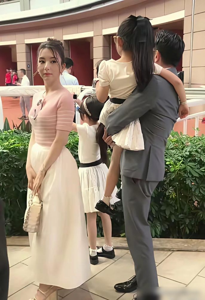方媛在节目里说漏嘴了，一句那你见过年轻时候的他，直接把22岁年龄差摆到台面上。郭富城61，方媛39。