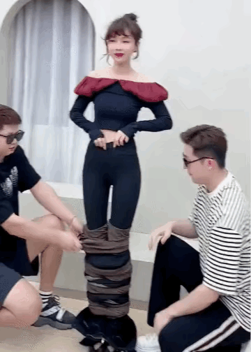 妹子为了把裤子卖出去，也是很拼了。