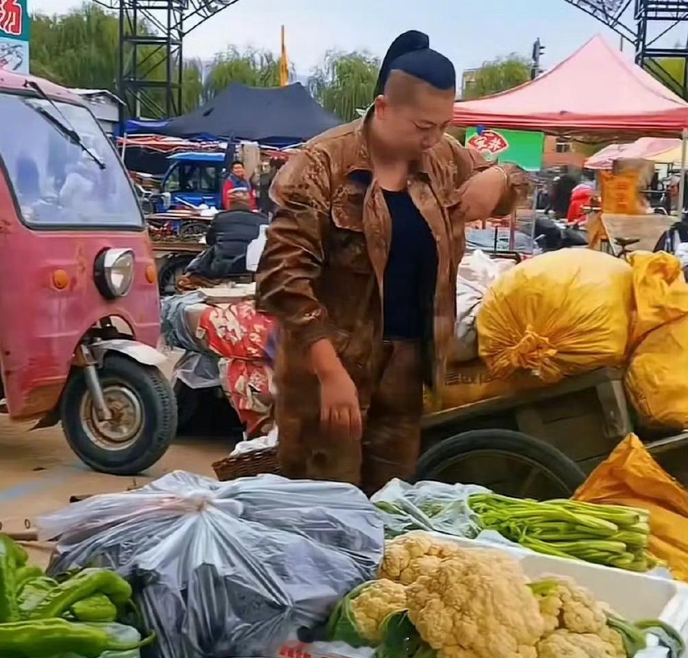 东北雨姐近况东北雨姐现身早市，买菜用尼龙袋装[doge]​​​