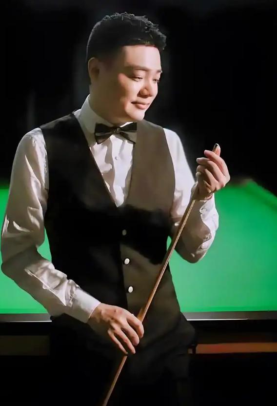 奥沙利文对着镜头一字一句地说：没有丁俊晖，我们这帮世界冠军，现在全在开出租车。