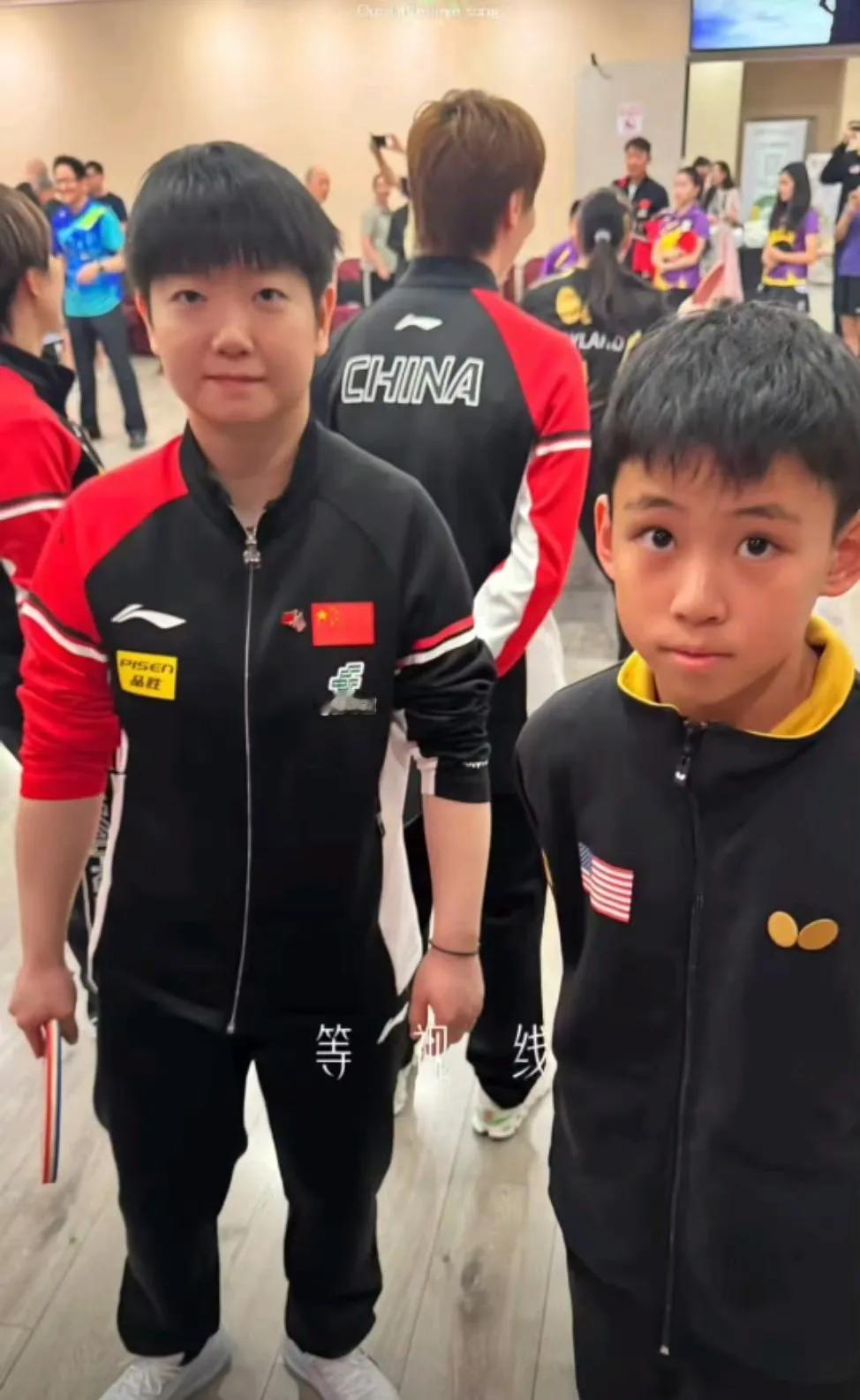 又看到孙颖莎了！孙颖莎心情不错，在乒协主席王励勤的带领下，和队友曼昱、蒯曼、大
