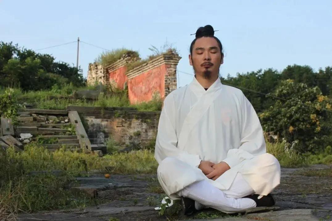 身弱的人一定要少说话，把嘴闭上思维才能打开。如果一开始还做不到，先学会断交