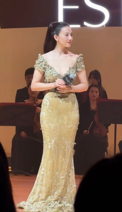 被这段念白狠狠治愈！高圆圆在白月光音乐会的表达温柔大气，从青涩到从容的时光痕迹，