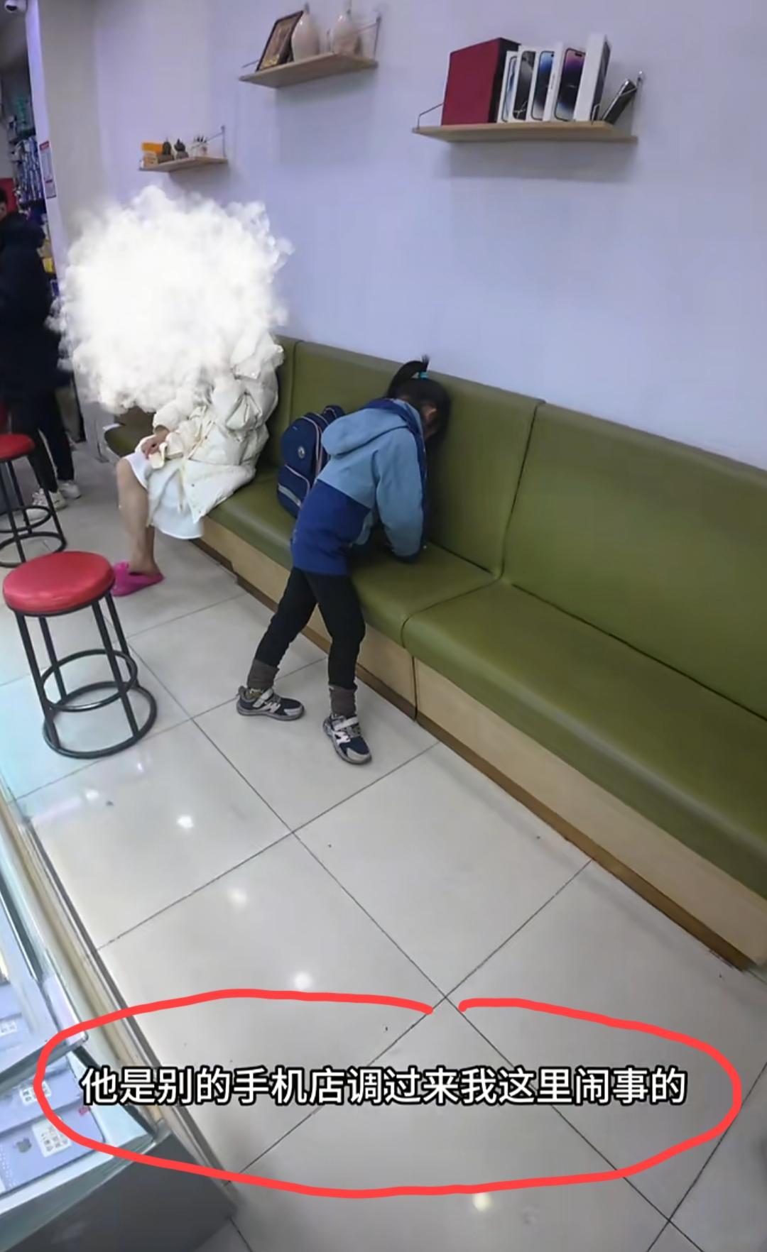 江西赣州，女孩修手机嫌贵，在店里大喊大叫赖着不走，扰乱别人正常做生意，老板无奈报