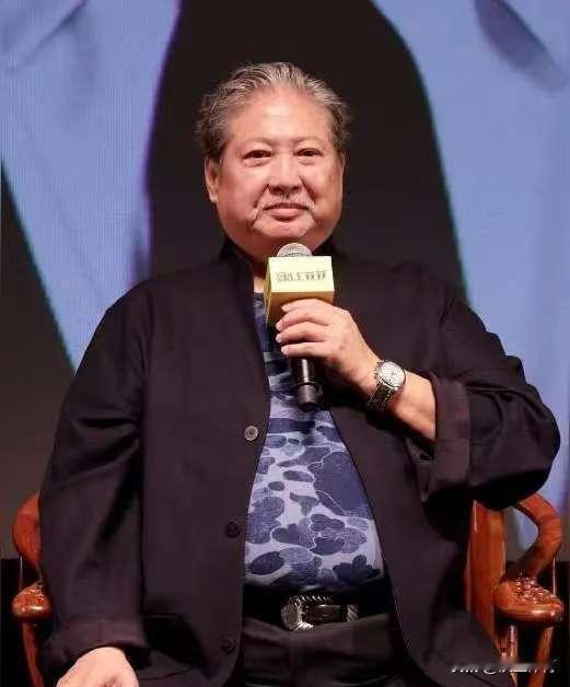 洪金宝说，只有一个同行拍电影时是真打。那人叫梁小龙。街头遇四把刀，梁小龙没跑