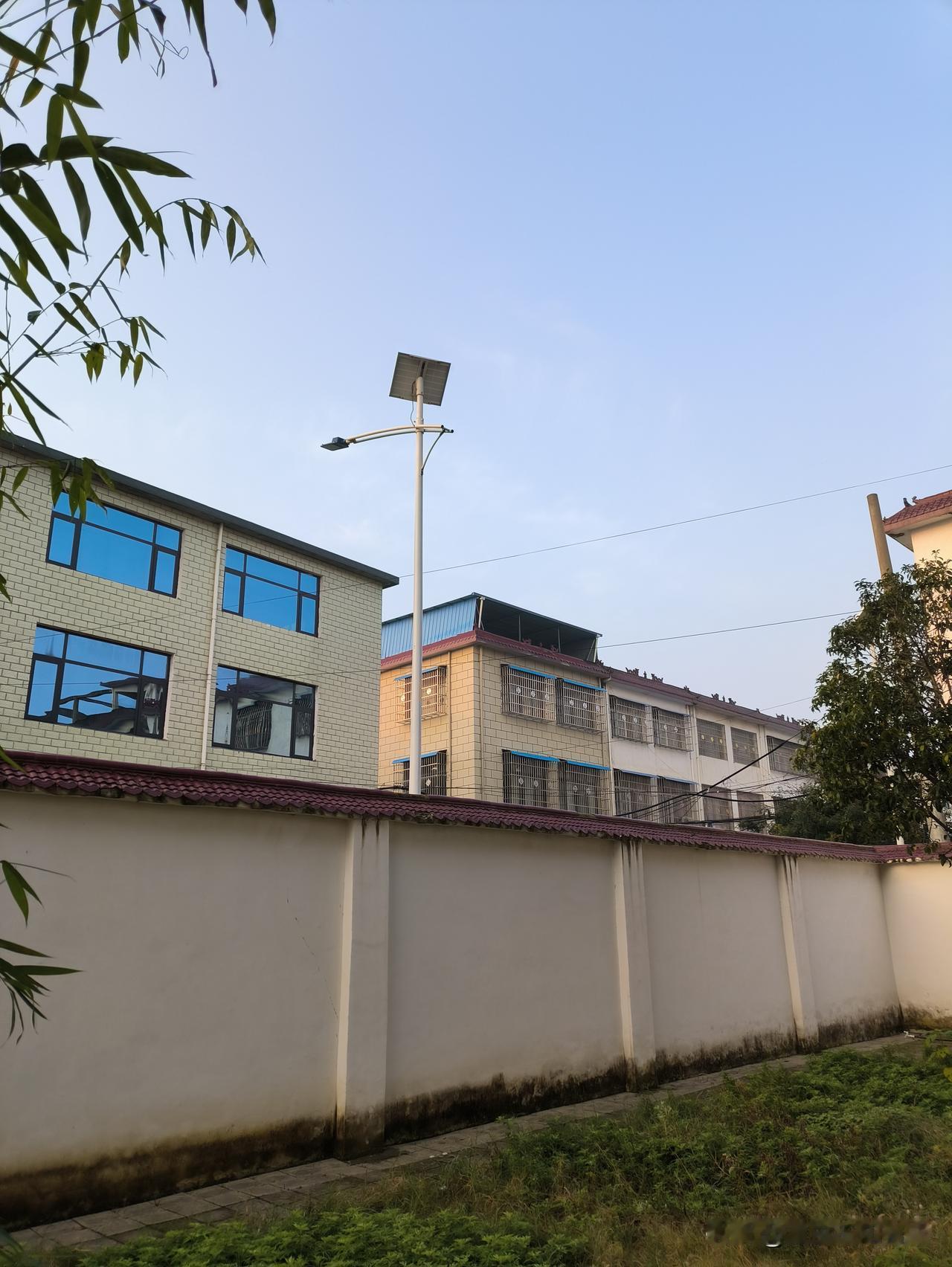 再过几年,房价必定无人问津,这是毋庸置疑的!近几年,房子早已泛滥成灾,不管是乡