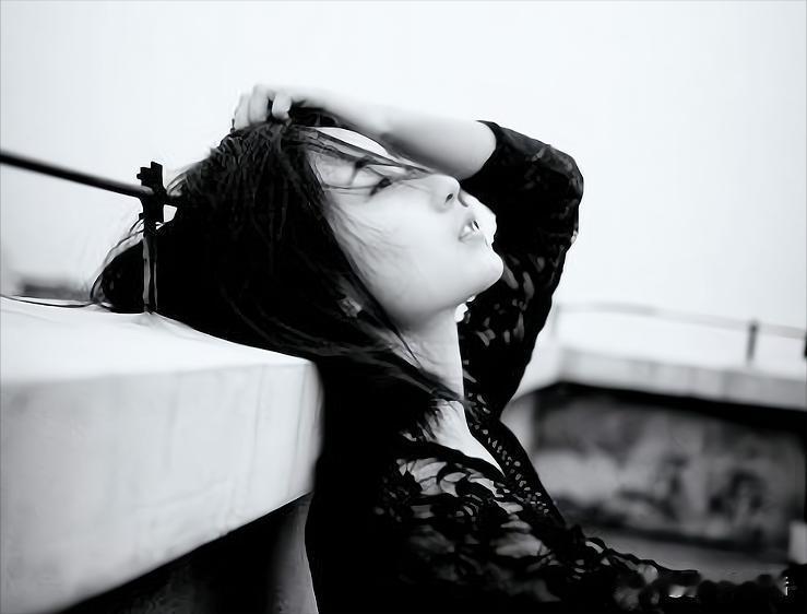 今年回老家过年，吃饭的时候，表姐讲起她的闺蜜，她闺蜜年轻的时候经人介绍认识一位男